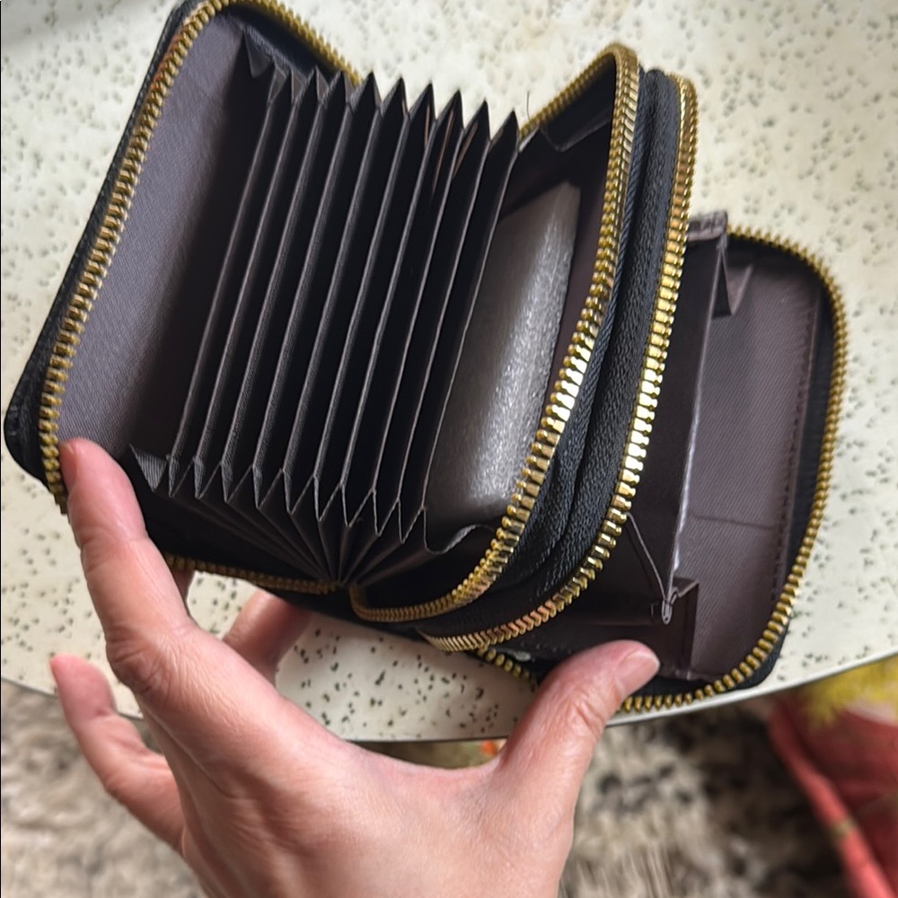 Black zippered organizer with Pompompurin Design - Picture 3 of 9